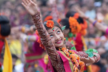 KOLKATA, INDIA - 1 Mart 2018: Açık kırmızı sari giymiş kız dansçıların dans pozları - geleneksel Bengali Hint elbisesi, bahar festivalinde dans. Hindistan 'da Dol veya Holi kutlaması.