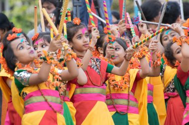 KOLKATA, INDIA - 5 Mart 2015: Hindistan 'a gelişi kutlayan Holi / Spring festivalinde (Bengalce) veya Holi (Hintçe) olarak bilinen kız çocuk dansçıları. Bengalliler arasında çok popüler bir festival..