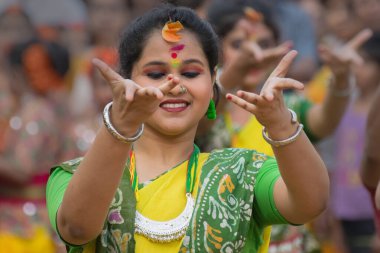 KOLKATA, INDIA - 12 Mart 2017: Sari (geleneksel Hint elbisesi) giymiş kız dansçı portresi ve Palash çiçekleri (Butea monosperma) makyaj, Dol (Bengalce) veya Holi (Hintçe) dans).
