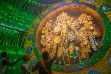 KOLKATA, INDIA - 1 Ekim 2014: Durga Puja festivali için dua eden rahip. Hinduizm ve Kolkata 'nın Bengali cemaatinin en büyük dini festivali. Belgesel başyazısı.