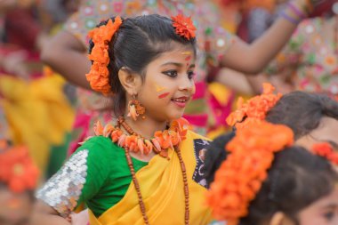 KOLKATA, INDIA - 12 Mart 2017: Sari (geleneksel Hint elbisesi) giymiş kız dansçılar ve Palash çiçekleri (Butea monosperma) makyaj, Dol (Bengalce) veya Holi (Hintçe) festivalinde dans.