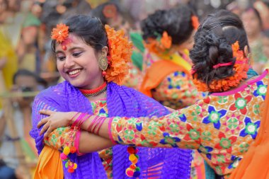 KOLKATA, INDIA - 12 Mart 2017: Genç kız dansçılar, Hindistan 'a gelişi kutlayan Holi / Bahar Festivali' nde Dol (Bengalce) ya da Holi (Hintçe) olarak da bilinir. Popüler Hint festivali.