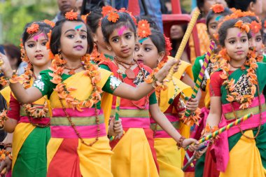 KOLKATA, INDIA - 5 Mart 2015: Hindistan 'a gelişi kutlayan Holi / Spring festivalinde (Bengalce) veya Holi (Hintçe) olarak bilinen kız çocuk dansçıları. Bengalliler arasında çok popüler bir festival..