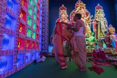 Howrah, Batı Bengal, Hindistan - 5 Ekim 2019: Hindu rahipler, bir muz ağacı olan Kola Bou 'nun üzerine kırmızı sari örterek, onu bir tanrıçaya, Tanrı Ganesha' nın eşine dönüştürdüler. Saptami puja, Durga Puja festivali.