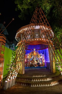KOLKATA, INDIA - 18 Ekim 2015: Renkli ışıkta çekilen Durga Puja pandalının gece görüntüsü, Kolkata, Batı Bengal, Hindistan. Durga Puja, Hinduizm 'in en büyük dini festivali..