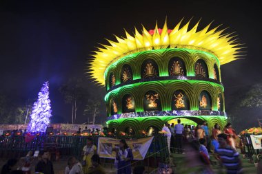 KOLKATA, INDIA - 1 Ekim 2014: Durga Puja Pandalı içinde eğlenen insanlar (dekore edilmiş geçici tapınak). Hinduizm ve yerel Bengali topluluğunun en büyük dini festivali, belgesel.