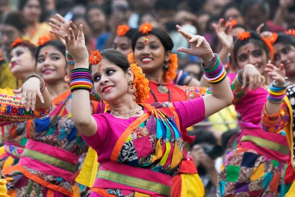 Колката Индия Марта 2018 Года Танцевальные Позы Танцовщиц Одетых Ярко — стоковое фото