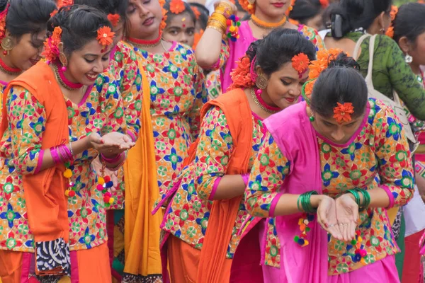 Kolkata India 2017年3月12日 年轻的女舞蹈家 穿着传统的印度服装在春节时跳舞 也就是用孟加拉语或印地语庆祝春天的到来 — 图库照片