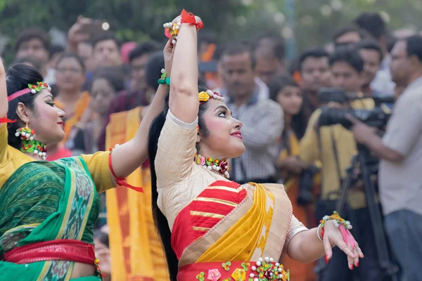 Колката Индия Марта 2018 Года Девушки Танцоры Одетые Сари Желтого — стоковое фото