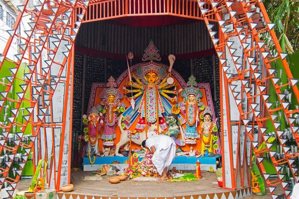 インド コルカタ 2015年10月21日 インド 西ベンガル州コルカタで開催されたドゥルガ パンダルの装飾が施された美しいインテリア ドゥルガ プラハはヒンズー教の最大の宗教祭 — ストック写真