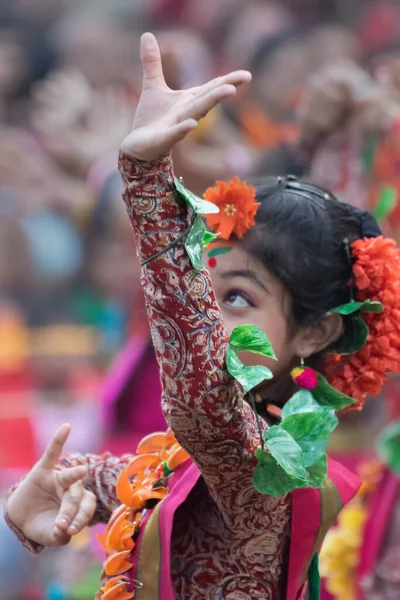 Kolkata India Mars 2018 Dansande Poser Flickdansare Klädda Klarröd Sari — Stockfoto