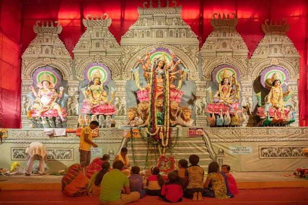 Kolkata India September 2017 Tanrıça Durga Putu Önünde Oturanlarla Süslenmiş — Stok fotoğraf
