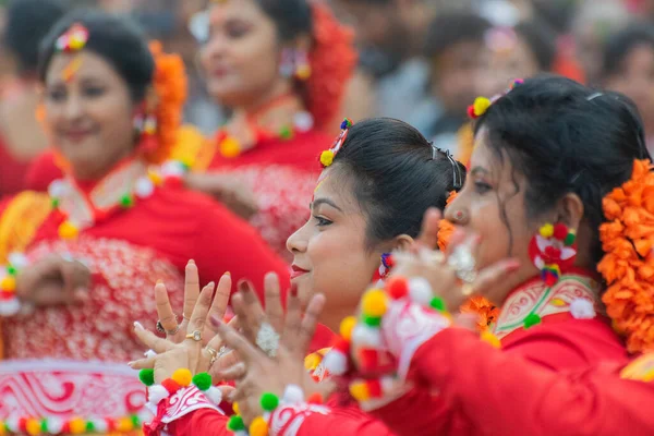 Kolkata India 2018 Március Lánytáncosok Száriba Öltözve Hagyományos Indiai Ruha — Stock Fotó