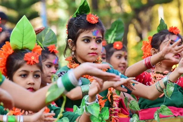 2015年3月5日インド コルカタ インドの春の到来を祝うドール ベンガル語 やホリ ヒンディー語 として知られるホリ 春祭りに出演する少女子供ダンサー ベンガリスの間で非常に人気のある祭り — ストック写真