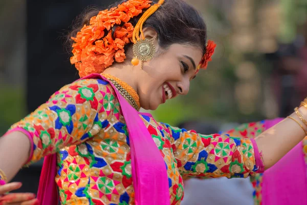 Kolkata India Března 2017 Dívčí Tanečnice Oblečené Sárí Tradiční Indické — Stock fotografie