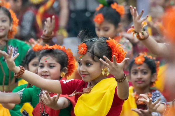 Kolkata India March 2018 Dívčí Tanečnice Vystupující Festivalu Holi Spring — Stock fotografie