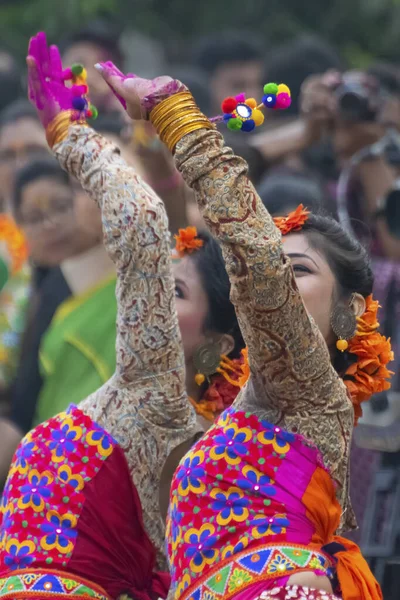 Kolkata India Marzo 2018 Posturas Baile Bailarinas Vestidas Con Sari —  Fotos de Stock