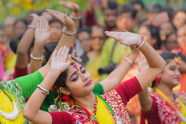 Kolkata Inde Mars 2017 Jeunes Danseuses Vêtues Sari Jaune Rouge — Photo