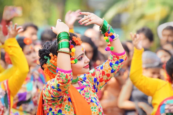 Kolkata Indien März 2017 Junge Tänzerinnen Tanzen Fröhlich Beim Holi — Stockfoto
