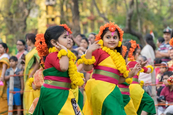 Kolkata India Března 2015 Dívčí Tanečnice Vystupující Festivalu Holi Spring — Stock fotografie