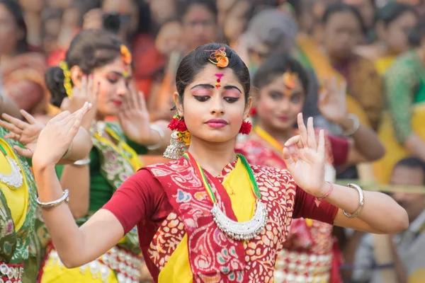 Kolkata India Březen 2017 Dívčí Tanečnice Oblečené Žlutočervených Sárí Tradiční — Stock fotografie