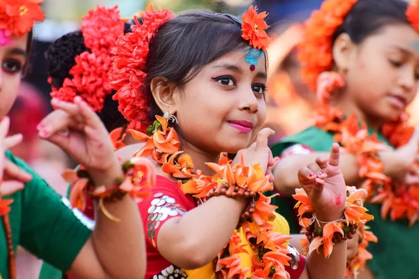 Kolkata India Března 2015 Dívčí Tanečnice Vystupující Festivalu Holi Spring — Stock fotografie