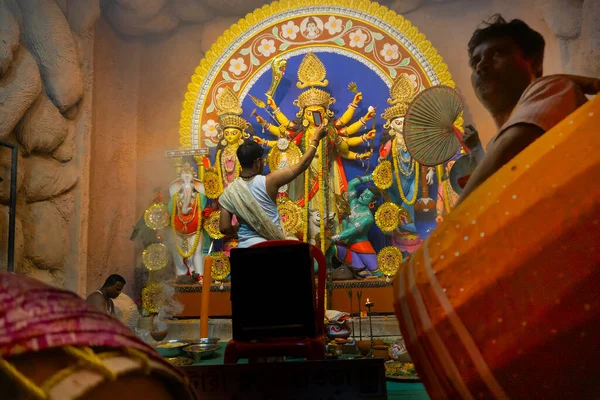 Колката Індія Жовтня 2018 Молодий Індуїстський Священик Поклонявся Богині Дурзі — стокове фото