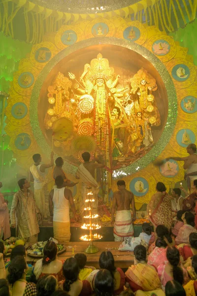 Kolkata India Octubre 2014 Sacerdote Rezando Diosa Durga Celebración Del —  Fotos de Stock