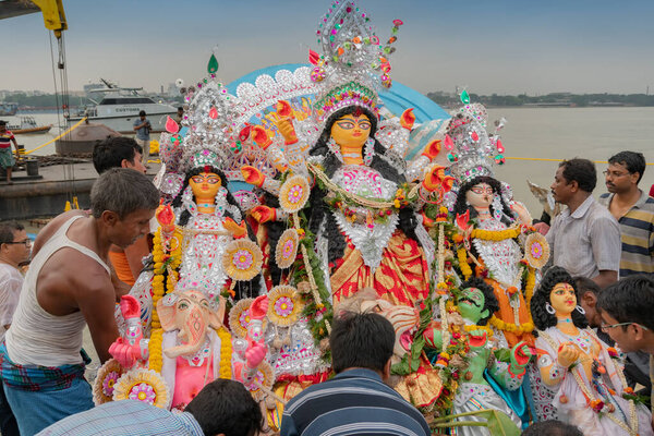 KOLKATA, WEST BENGAL, INDIA - 30 СЕНТЯБРЯ 2017: Идол богини Дурги погружается в Святую реку Ганг, называемую "бисоржон". Мероприятие отмечается индусами как "vijaya dashami", фестиваль Дурга Пуджа в Бенгалии.