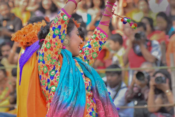 Κολκατα Ινδια Μαρτιου 2017 Νεαρές Χορεύτριες Χορεύουν Χαρούμενα Στο Holi — Φωτογραφία Αρχείου