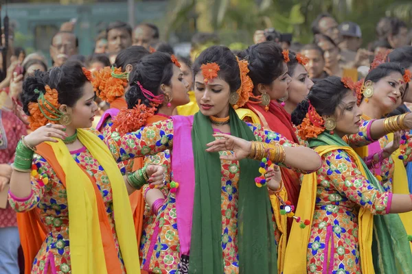 Kolkata Índia Março 2017 Dançarinas Vestidas Com Sari Vestido Tradicional — Fotografia de Stock
