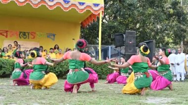 Kolkata, Batı Bengal, Hindistan - 10 Mart 2020: Dol utsab veya Holi festivalinde renkli Hint elbiseleri giymiş Bengalli genç kızların grup dansı. Hindistan 'da bahar kutlaması. 4K görüntü.