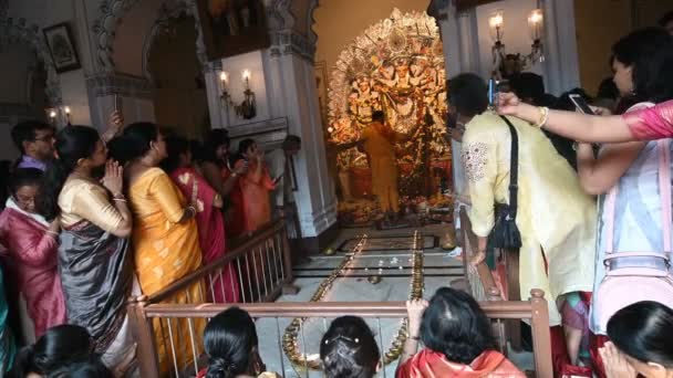 コルカタ 西ベンガル州 インド 10月2019 ヒンズー教のPuerhitは ボンディ バリール プジョーのシャバザール ラジャバリで ドゥルガ女神を見て祈る献身的な人々にソンディ — ストック動画
