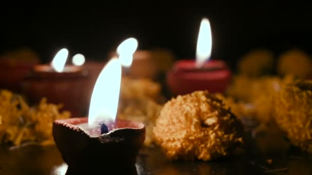 Vista Ângulo Muito Baixo Flores Rangoli Velas Diyas Luzes Deepabali — Vídeo de Stock