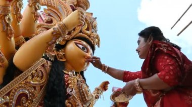 Howrah, Batı Bengal, Hindistan - 8 Ekim 2019 Vijayadashami, tanrıça Durga 'ya şeker sunan Hintli bir kadınla evlendi. Durga puja festivali geleneksel ritüeli, dalmadan önce gerçekleştirildi.