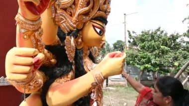 Howrah, Batı Bengal, Hindistan - 8 Ekim 2019 Vijayadashami, Tanrıça Durga 'nın alnında Sindur, Vermilion' a başvuran Hintli bir kadınla evlendi. Durga puja festivali geleneksel dalış ritüeli.