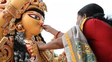Howrah, Batı Bengal, Hindistan - 8 Ekim 2019 Vijayadashami, tanrıça Durga 'ya tatlı ve paan ikram eden ve ona dua eden Hintli bir kadınla evlendi. Durga puja festivali geleneksel ritüeli.
