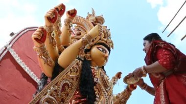 Howrah, Batı Bengal, Hindistan- 8 Ekim 2019 Vijayadashami, güzel evli Bengali Hindu kadın tanrıça Durga 'nın alnına sindur, parlaklığı uyguluyor. Durga puja festivali geleneksel ritüeli.
