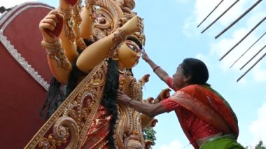 Howrah, Batı Bengal, Hindistan - 8 Ekim 2019 Vijayadashami, Tanrıça Durga 'nın alnında Sindur, Vermilion' a başvuran Hintli bir kadınla evlendi. Durga puja festivali geleneksel dalış ritüeli.