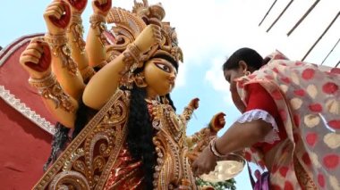 Howrah, Batı Bengal, Hindistan - 8 Ekim 2019 Vijayadashami, tanrıça Durga 'ya şeker sunan ve ona dua eden Hintli bir kadınla evlendi. Durga puja festivali geleneksel ritüeli, dalmadan önce..
