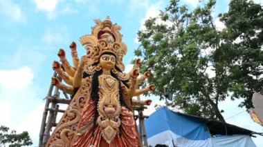 Howrah, Batı Bengal, Hindistan - 8 Ekim 2019: Vijayadashami, Tanrıça Durga idolü dalmaya hazırlanıyor. Mavi gökyüzü arkaplanı.