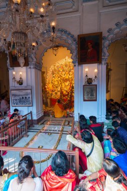Kolkata, Batı Bengal, Hindistan - 6 Ekim 2019: Shobhabazar Rajbari Durga Puja 'da Ashtami ve Nabami' nin kutsal ayini olan sondhipujo 'yu izlemek için toplanan 108 lamba yakıldı..