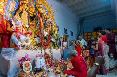 Kolkata, Batı Bengal, Hindistan - 6 Ekim 2019: Hindu Bengalli kadınlar tarafından Shobhabazar Rajbari, bonedi barhir pujo 'da Tanrıça Durga' ya sunulan Pushpanjali. Durga Puja ritüeli.