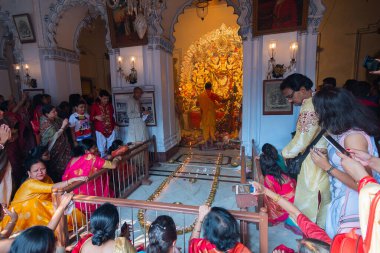 Kolkata, Batı Bengal, Hindistan - 6 Ekim 2019: Shobhabazar Rajbari Durga Puja 'da Ashtami ve Nabami' nin kutsal ayini olan sondhipujo 'yu izlemek için toplanan 108 lamba yakıldı..