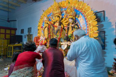 Kolkata, Batı Bengal, Hindistan - 6 Ekim 2019: Hindu dindarlar tarafından Shobhabazar Rajbari 'de Tanrıça Durga' ya sunulan Pushpanjali, bonedi barhir pujo. Mohashtami sabahında Durga Puja ayini..