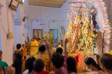 Kolkata, Batı Bengal, Hindistan - 6 Ekim 2019: Hindu dindarlar tarafından Shobhabazar Rajbari, bonedi barhir Durga Puja 'da Tanrıça Durga' ya çiçekler, dualar ve Pushpanjali sunuluyor.