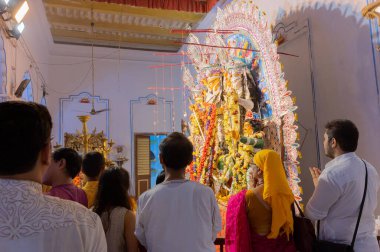Kolkata, Batı Bengal, Hindistan - 6 Ekim 2019: Hindu dindarlar tarafından Shobhabazar Rajbari 'de Tanrıça Durga' ya sunulan Pushpanjali, bonedi barhir pujo. Mohashtami sabahında Durga Puja ayini..
