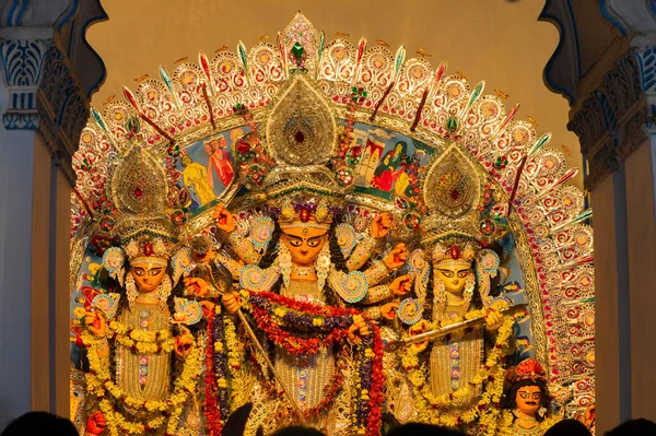 コルカタ 西ベンガル州 インド 10月2019 伝統的な装飾が施された女神ドゥルガの偶像 ヒンズー教最大の祭りであるドゥルガ祭 — ストック写真