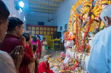 Kolkata, Batı Bengal, Hindistan - 6 Ekim 2019: Bengalli dindarlar tarafından Shobhabazar Rajbari 'de Tanrıça Durga' ya sunulan Pushpanjali, bonedi barhir pujo. Mohashtami sabahında Durga Puja ayini..