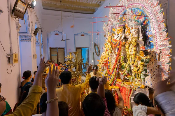 Kolkata Bengala Occidental India Octubre 2019 Flores Lanzadas Oraciones Pushpanjali —  Fotos de Stock